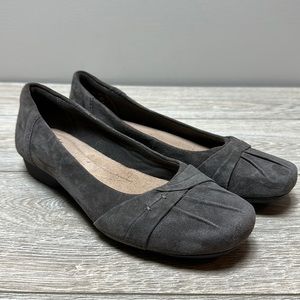 Clarks Collection Soft Cushion Blanche Fria Gray Suede Pleated Comfort Flat Sz 7